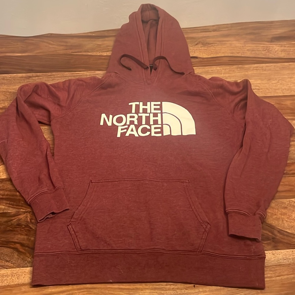 The North Face hoodie, hoodie, maroon hoodie, fall fashion, layered looks